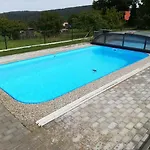 V Brdech S Bazenem, Infra Saunou A Vybavenim