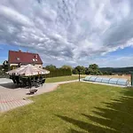 V Brdech S Bazenem, Infra Saunou A Vybavenim