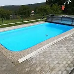 V Brdech S Bazenem, Infra Saunou A Vybavenim