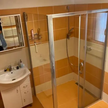 V Brdech S Bazenem, Infra Saunou A Vybavenim