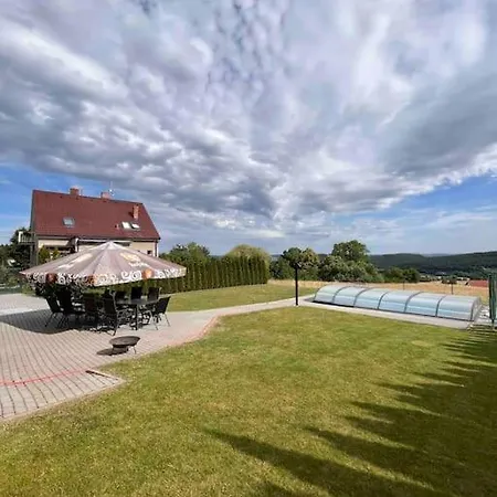 V Brdech S Bazénem, Infra Saunou A Vybavením