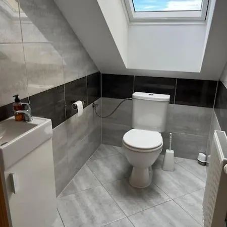 V Brdech S Bazénem, Infra Saunou A Vybavením