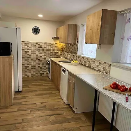 V Brdech S Bazénem, Infra Saunou A Vybavením Villa *