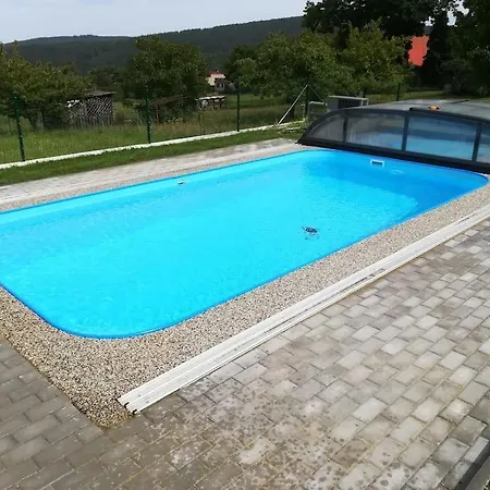 V Brdech S Bazénem, Infra Saunou A Vybavením