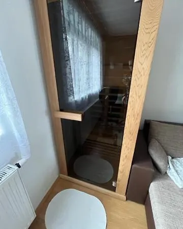 V Brdech S Bazenem, Infra Saunou A Vybavenim