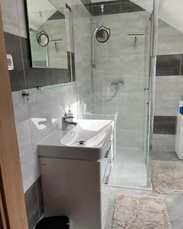 V Brdech S Bazenem, Infra Saunou A Vybavenim
