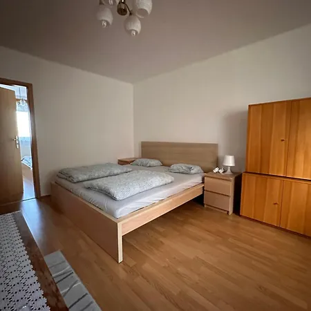 V Brdech S Bazenem, Infra Saunou A Vybavenim Willa