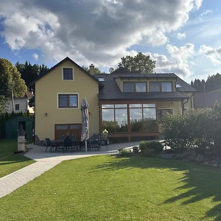 V Brdech S Bazenem, Infra Saunou A Vybavenim *